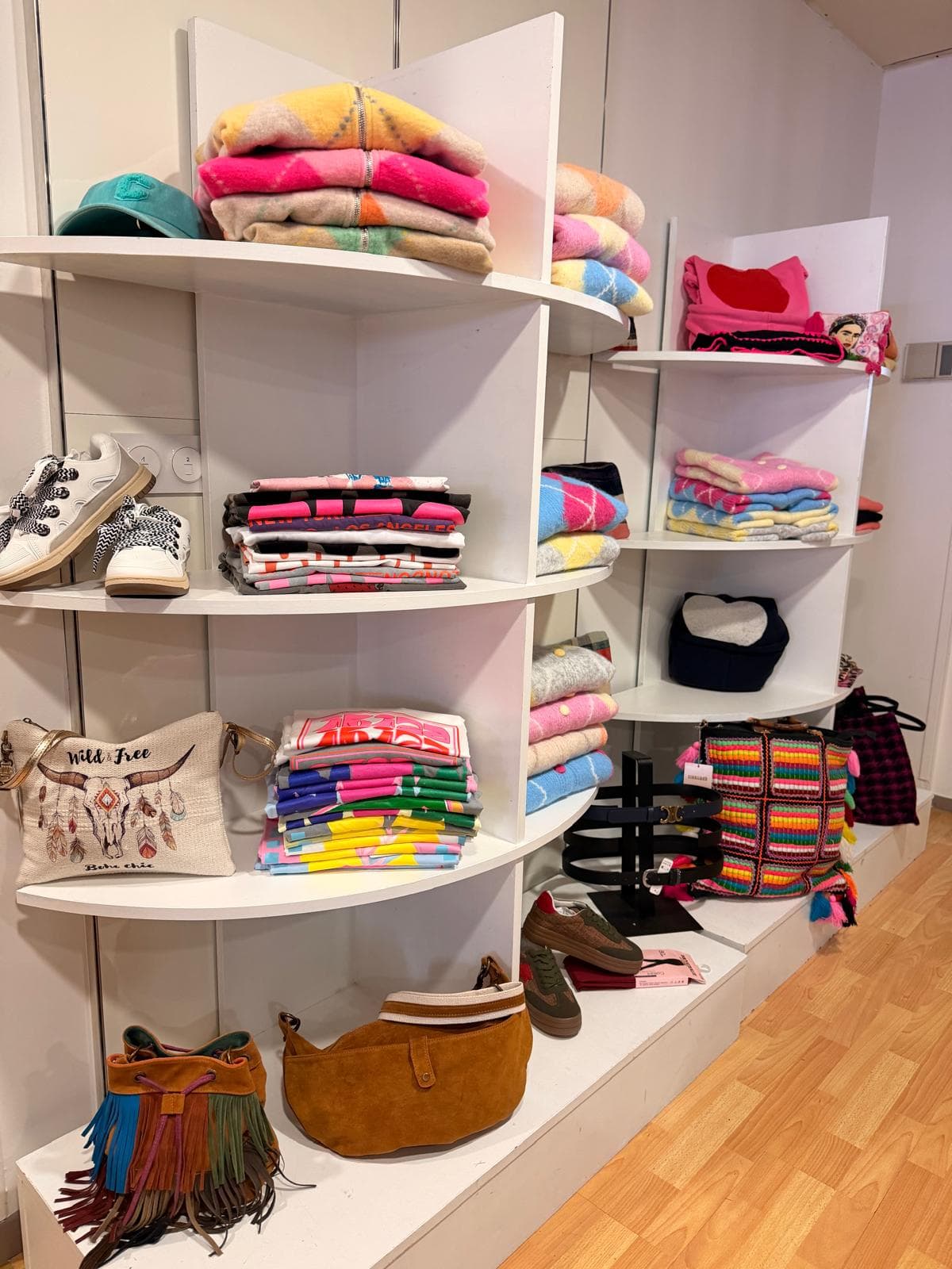 Étagères de la boutique remplies de trouvailles colorées